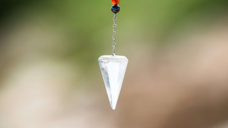 Kristal pendulum banyak digunakan sebagai perhiasan