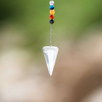 Kristal pendulum banyak digunakan sebagai perhiasan