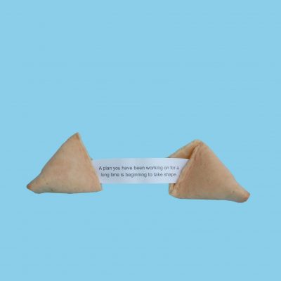 kue keberuntungan adalah kue kering dengan rasa gurih yang didalamnya terdapat secarik kata-kata mutiara
