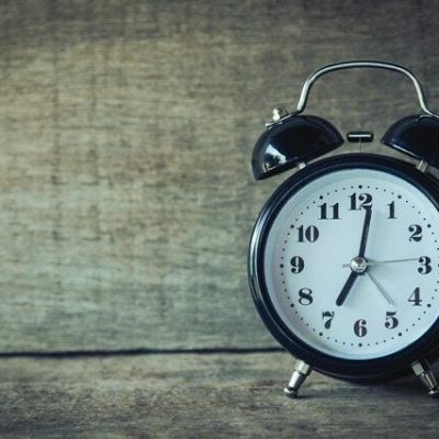 layaknya waktu yang membatasi jam kerja manusia, memiliki batasan diri bermanfaat untuk kesejahteraan mental