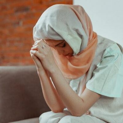 seorang wanita menangis saat belatih meditasi