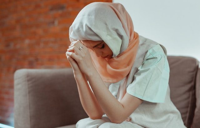 seorang wanita menangis saat belatih meditasi