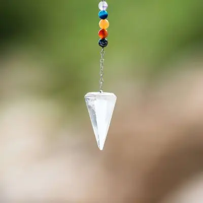 Kristal pendulum banyak digunakan sebagai perhiasan