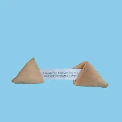 kue keberuntungan adalah kue kering dengan rasa gurih yang didalamnya terdapat secarik kata-kata mutiara